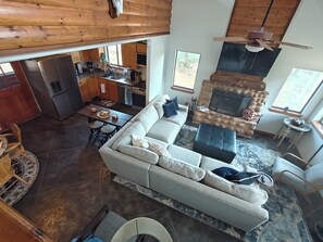 Smart-tv, een open haard, een dvd-speler en boeken