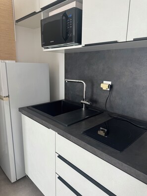 Kühlschrank, Mikrowelle, Herdplatte, Wasserkocher mit Kaffee-/Teezubehör