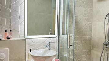 Een douche, handdoeken