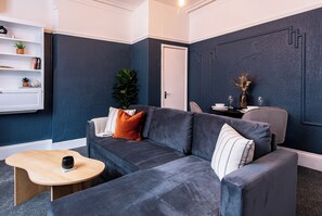 Apartemen | Area keluarga | TV layar datar
