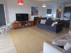 TV, DVD player, ping pong - Moonlight Escape - Beautiful Holiday Home with sea views from balcony! (Stansbury)