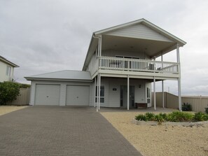 Exterior - Moonlight Escape - Beautiful Holiday Home with sea views from balcony! (Stansbury)