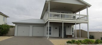 Moonlight Escape - Beautiful Holiday Home with sea views from balcony!