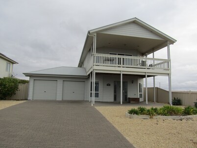 Moonlight Escape - Beautiful Holiday Home with sea views from balcony!