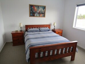 4 bedrooms, free WiFi - Moonlight Escape - Beautiful Holiday Home with sea views from balcony! (Stansbury)