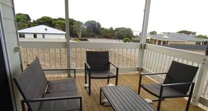 Moonlight Escape - Beautiful Holiday Home with sea views from balcony!