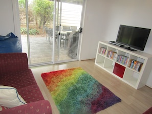 TV, DVD player, ping pong - Moonlight Escape - Beautiful Holiday Home with sea views from balcony! (Stansbury)