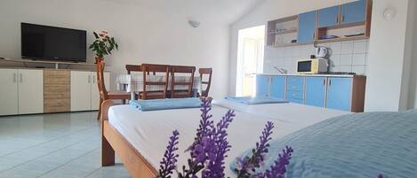 아파트 (Two Bedroom Apartment with Terrace) | 거실 | 케이블 채널 시청이 가능한 32인치 평면 TV