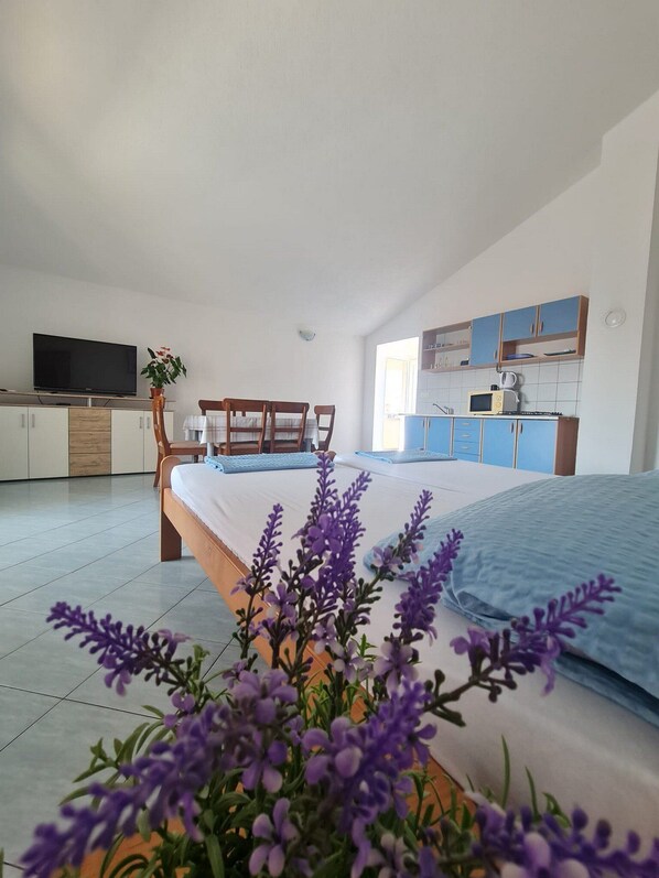 Lägenhet (Two Bedroom Apartment with Terrace) | Vardagsrum | 32-tums platt-tv med kabelkanaler