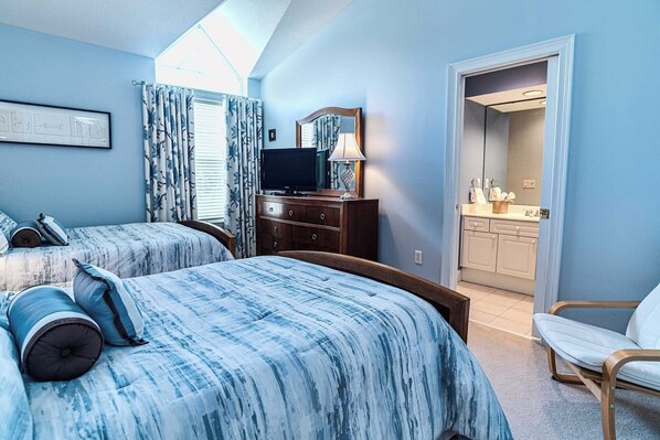 3rd Bedroom to Private Bathroom - 1222 Penthouse 3/3 retreat-golf course view-pool & hot tub (Saint Augustine)