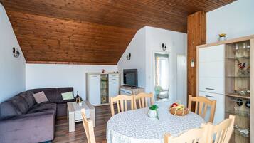 Apartment (One Bedroom Apartment with Terrace) | Dining room