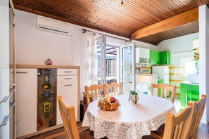 Căn hộ (One Bedroom Apartment with Terrace) | Phòng ăn