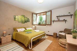 Appartement, vue sur la piscine | 2 chambres, fer et planche à repasser, accès au Wi-Fi (inclus)