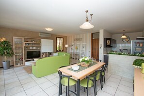 Appartement, vue sur la piscine | Salle à manger