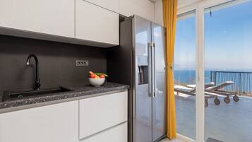 Villa (Four Bedroom Villa with Swimming Pool) | Cocina privada | Refrigerador