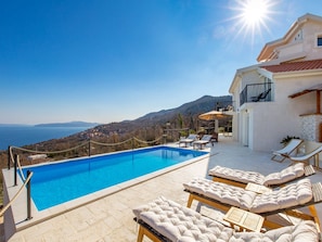 Villa (Four Bedroom Villa with Swimming Pool) | Außenpool