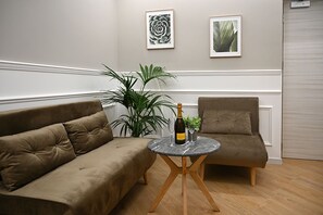 Suite superior | Zona de estar | Smart TV de 43 pulgadas con canales por satélite, una impresora