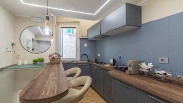 Kühlschrank, Herdplatte, Geschirrspüler, Espressomaschine