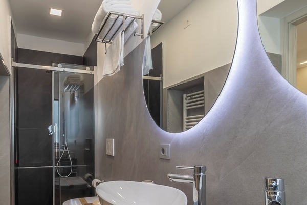 Classic Suite, City View | Bathroom | Shower, rainfall showerhead, designer toiletries, hair dryer
