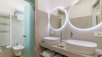 Suite Superior | Bagno | Doccia, soffione a pioggia, set di cortesia firmato, asciugacapelli