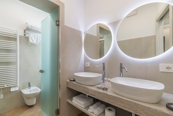 Superior Suite | Bathroom | Shower, rainfall showerhead, designer toiletries, hair dryer