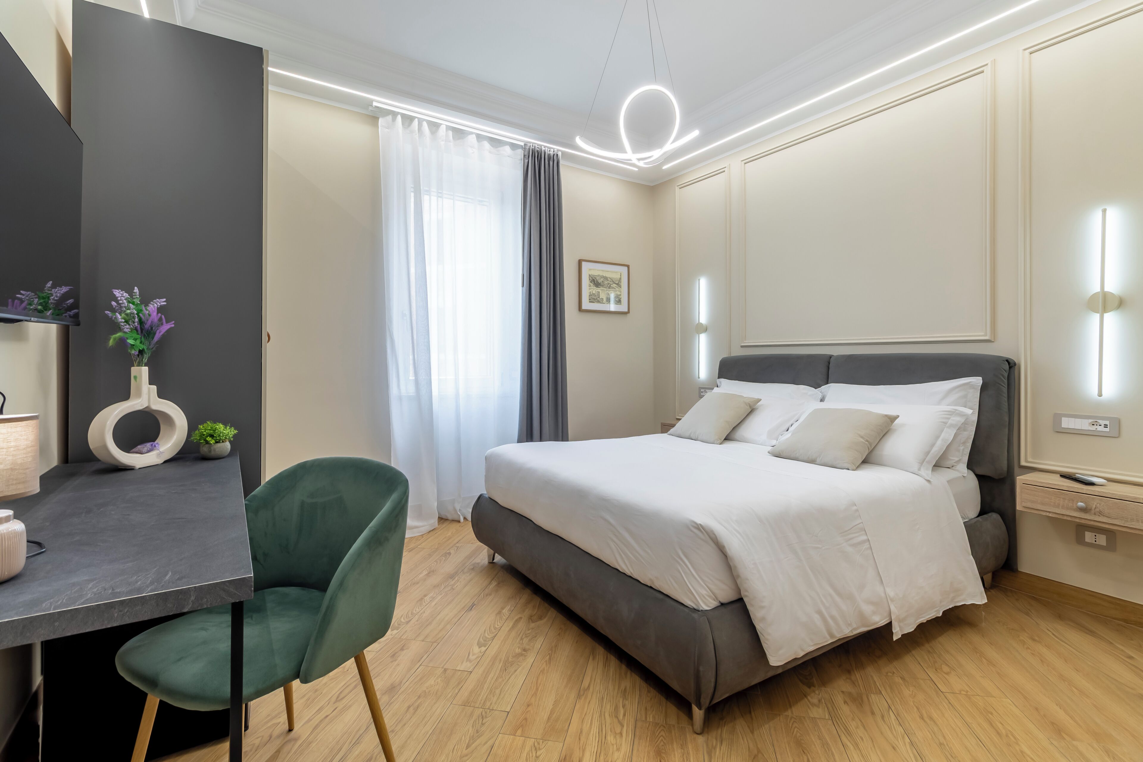 Una camera da letto moderna con un letto, una scrivania, una sedia e uno specchio.