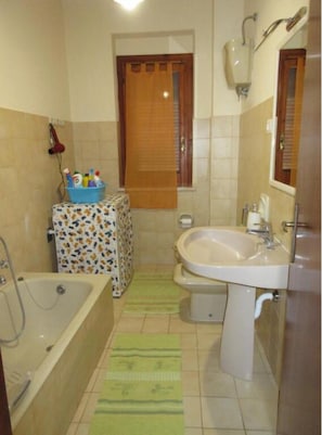 Hårtørrer, bidet, håndklæder, Sæbe