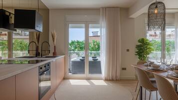 Fridge, oven, stovetop, dishwasher