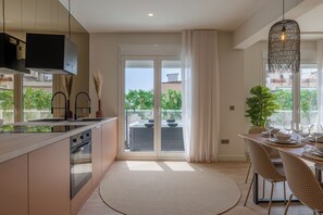 Fridge, oven, stovetop, dishwasher