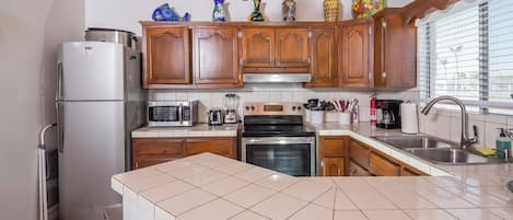 Een koelkast, een magnetron, een oven, een kookplaat