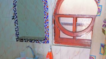 Chambre Double ou avec lits jumeaux, vue partielle sur la mer | Salle de bain