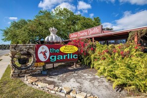 Une enseigne de restaurant sur laquelle on peut lire : « Pâtes, steaks, fruits de mer, à l’ail » et « Grill italien ».