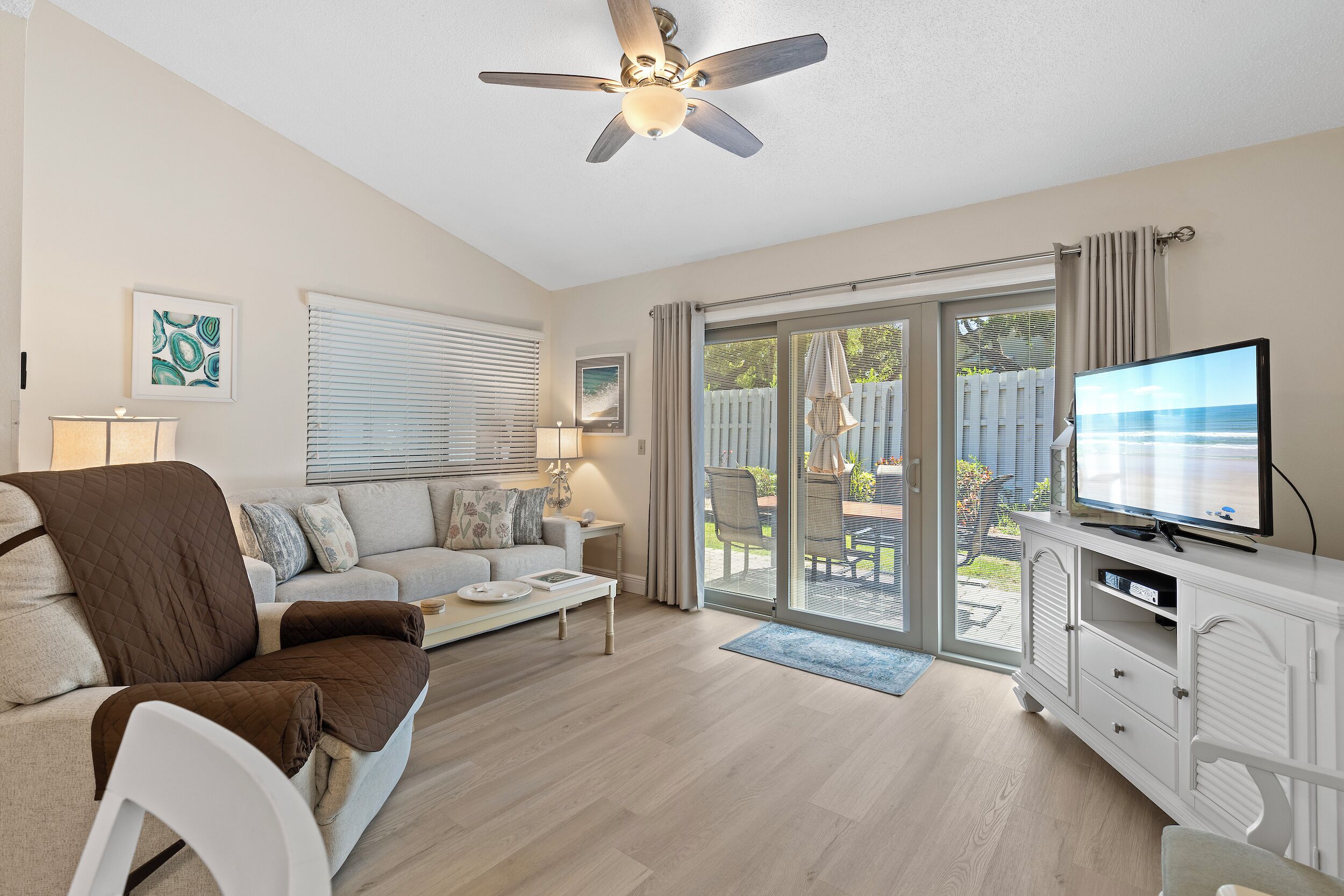 ☀️Updated Townhome, Close to Beach-Private Fenced Backyard-Sea Mist Getaway☀️