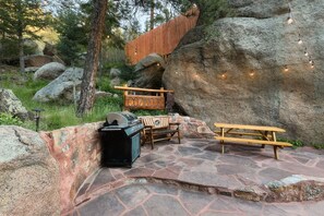 Outdoor dining - Cabin with Pikes Views, Fireplace, Walk to Winery (El Paso County)