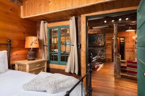 3 bedrooms, WiFi, bed sheets - Cabin with Pikes Views, Fireplace, Walk to Winery (El Paso County)