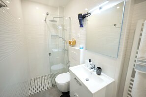 Haartrockner, Handtücher, Seife, Toilettenpapier