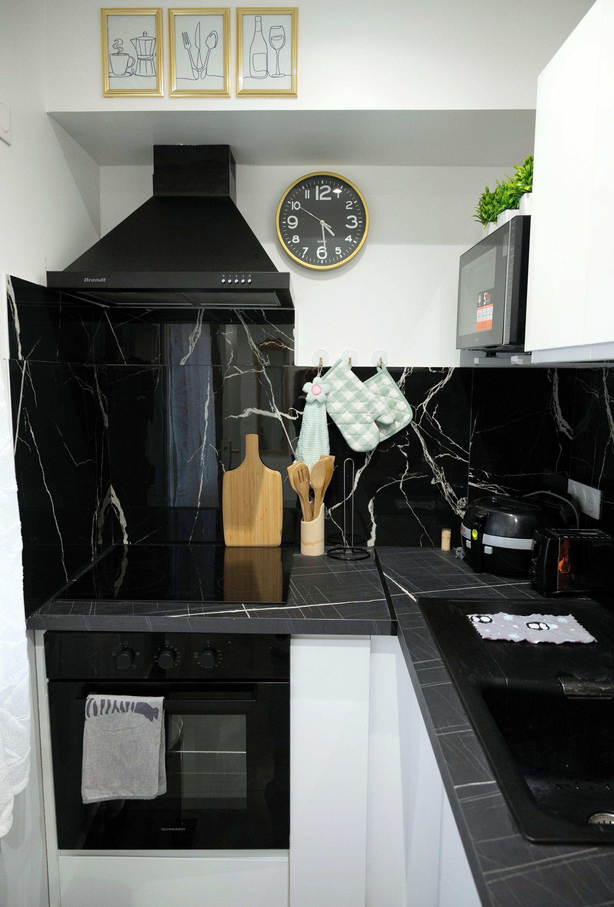 Microondas, horno, parrilla de estufa y cafetera y tetera 