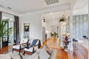 Smart TV, books - Contemporary Victorian Home | Near Forsyth Park (Savannah)