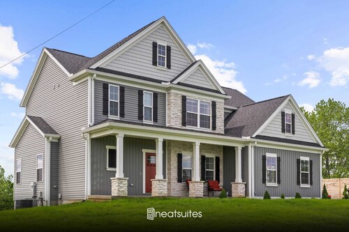 Home for 21 Near Ark - Ensuite Bathrooms - w/Pool!