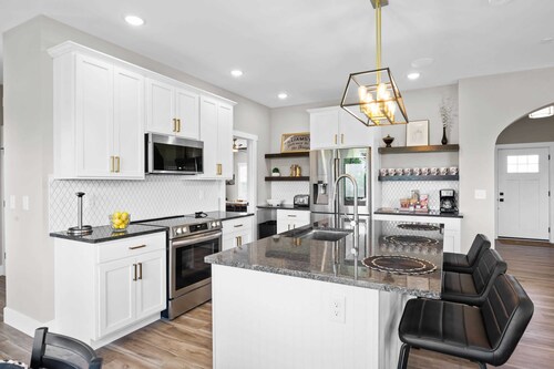 Home for 21 Near Ark - Ensuite Bathrooms - w/Pool!