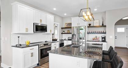 Home for 21 Near Ark - Ensuite Bathrooms - w/Pool!