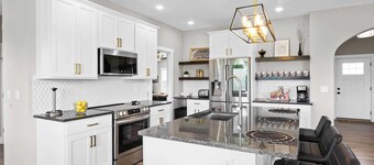 Home for 21 Near Ark - Ensuite Bathrooms - w/Pool!