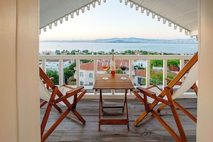 Panoramic Penthouse - Balcony, Sea View, Rome Suite | Balcón