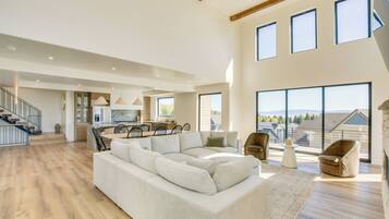 House (6 Bedrooms) | Interior