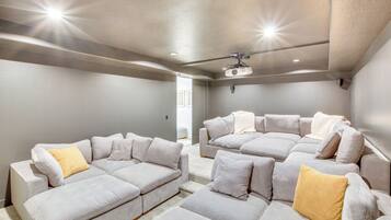 House (6 Bedrooms) | Interior