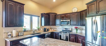 Spearfish Retreat w/ Fireplace + Mountain Views!
