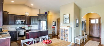Spearfish Retreat w/ Fireplace + Mountain Views!