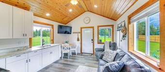 Peaceful Bonners Ferry Cabin w/ Deck & Mtn Views!