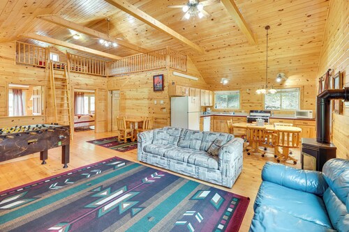 Wraparound Deck & Grill: Deadwood Cabin