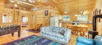 Wraparound Deck & Grill: Deadwood Cabin